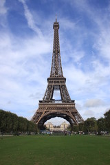 Fototapeta na wymiar Wieża Eiffla widać z Champ de Mars