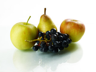 Obst vor weißem Hintergrund
