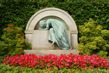 Betender Engel mit Blumen