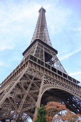 La tour Eiffel vue d'en bas