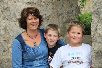 Mutter mit ihren zwei Jungen