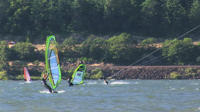 Wind surfers and kite surfers on the Columbia River