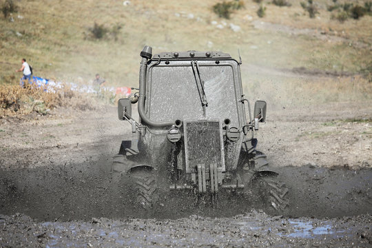 Tractor mud racing
