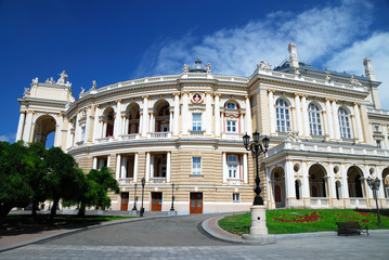 Fototapeta na wymiar Fasada budynku opery w Odessie, Ukraina