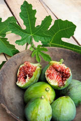 fichi verdi con foglie