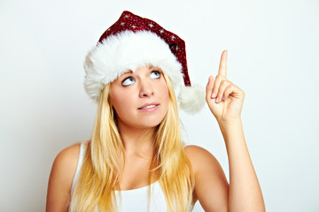 lachende junge frau an weihnachten beim zeigen