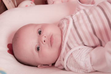 portrait de fillette de trois mois sur sa table &agrave; langer