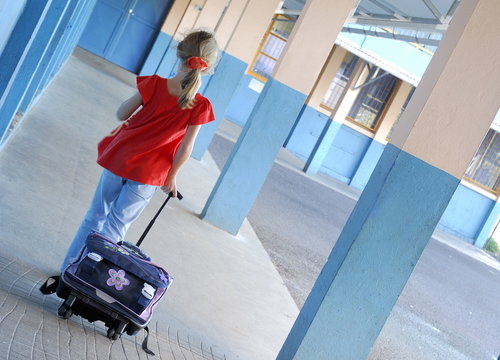 Fillette avec son cartable &agrave; l'&eacute;cole.