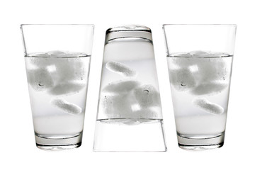 Gläser mit Eiswürfel