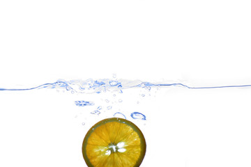 Orange fällt ins Wasser