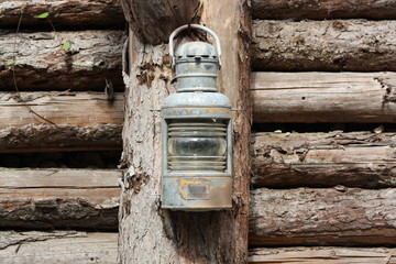 alte rostige Laterne am Holzzaun