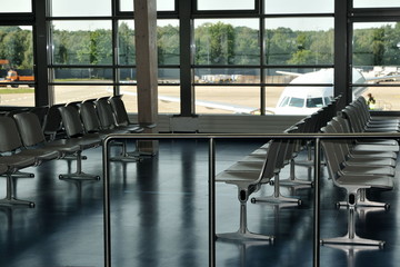 Flughafenlounge mit Flugzeug