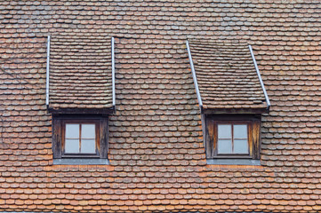 Dach mit zwei Dachfenstern