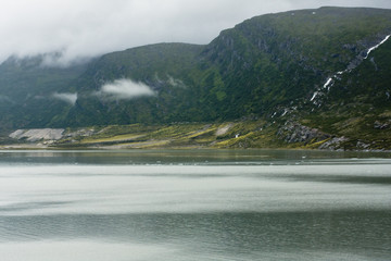 jezioro koło lodowca Svartisen