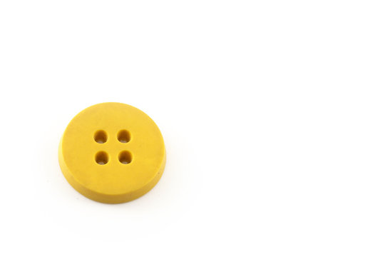 Bot&atilde;o amarelo sobre fundo branco