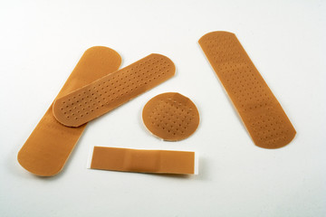 Conjunto de pensos rápidos em fundo branco