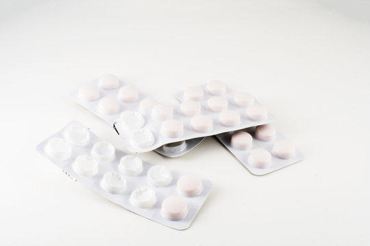 Caixas de comprimidos em fundo branco