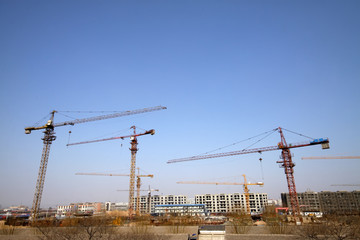 Fototapeta na wymiar high-rise building and crane