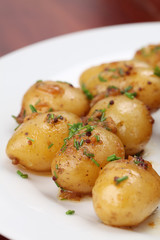 Roasted baby potatoes with onion, mustard seed and chives