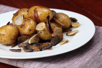 Roasted potatoes with red onion, garlic and mushrooms