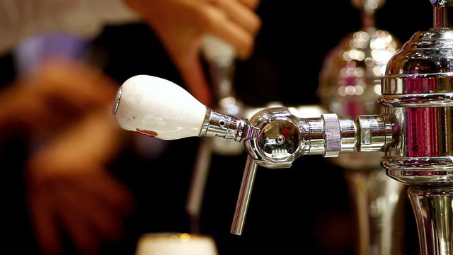 pour beer in bar