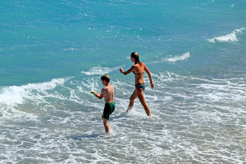 vacances à la mer pour deux adolescents