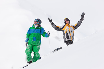 Fototapeta na wymiar Skifahrer und Snowboarder auf Berg