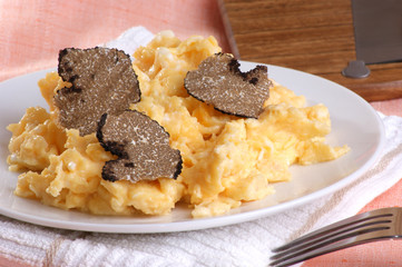 Rührei und Trüffel