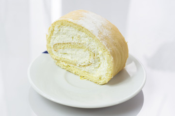 rolada śmietanowa na talerzu