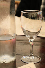 verre d'eau sur la table