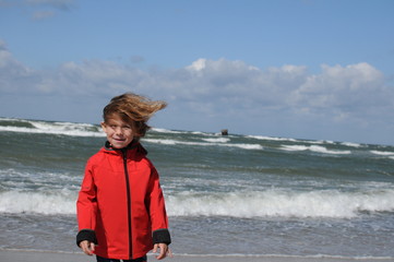Mädchen bei Sturm am Meer