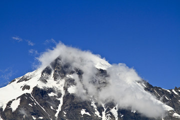 Fototapeta na wymiar Wolken an einem Berggipfel