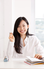 勉強する若い女性