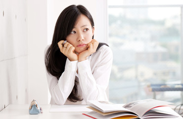 勉強する若い女性