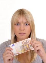 Junge Frau mit 50 Euro