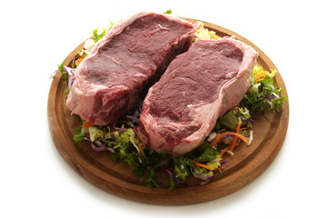 Carne cruda su tagliere