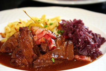 Hirschragout mit Rotkohl und Spätzle