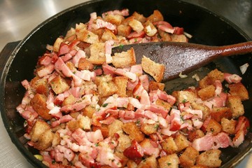 Speck und brot Würfel in eine Bratpfanne rösten