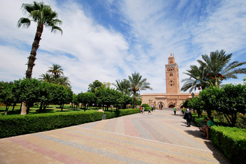 Obraz premium Face à la mosquée de la Koutoubia