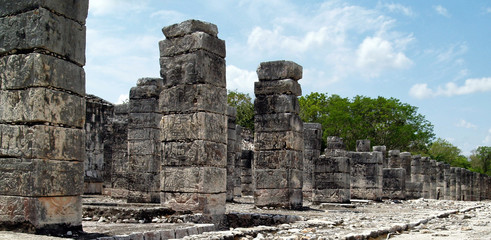 Fototapeta na wymiar ruines maya...chichen itza