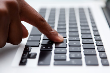 Main sur un clavier d'ordinateur portable