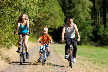 Naklejka premium Familie fährt Fahrrad als Sport