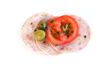 Brötchen mit Wurst, Tomate und Oliven