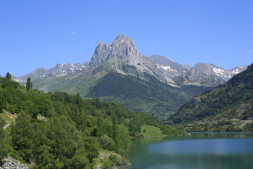 Naklejka na ściany i meble Lanuza Reservoir, Pireneje