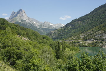Fototapeta na wymiar Foratata i Embalse de Lanuza, Pireneje