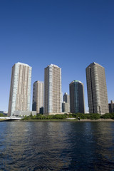 Fototapeta na wymiar High-rise mieszkanie w mieście rzeki