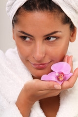 Frau mit Orchidee