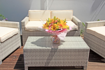 bouquet sur table de salon de jardin en raphia synthétique