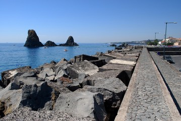Il molo del porticciolo di Aci Trezza