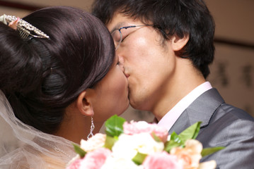 Obraz na płótnie Canvas Asian couple kissing
